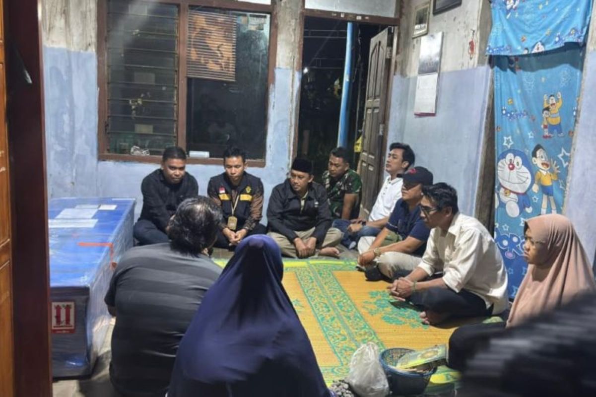 Tim Ditjen Pemberdayaan Kementerian P2MI di kediaman pekerja migran Agus Ahmadi, di Cirebon. (Kemen P2MI/Antara)
