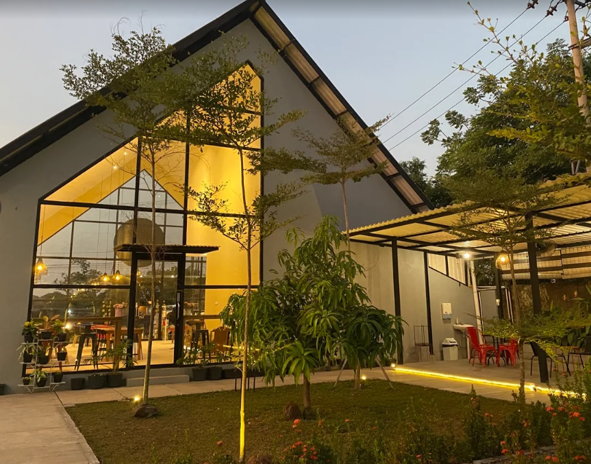 Kafe estetik dekat Stasiun Arjawinangun Cirebon (Google Maps/Merkico Coffee & Kitchen)