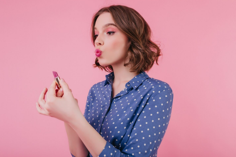 Ilustrasi memilih warna lipstik sesuai warna kulit (Dok. Freepik)