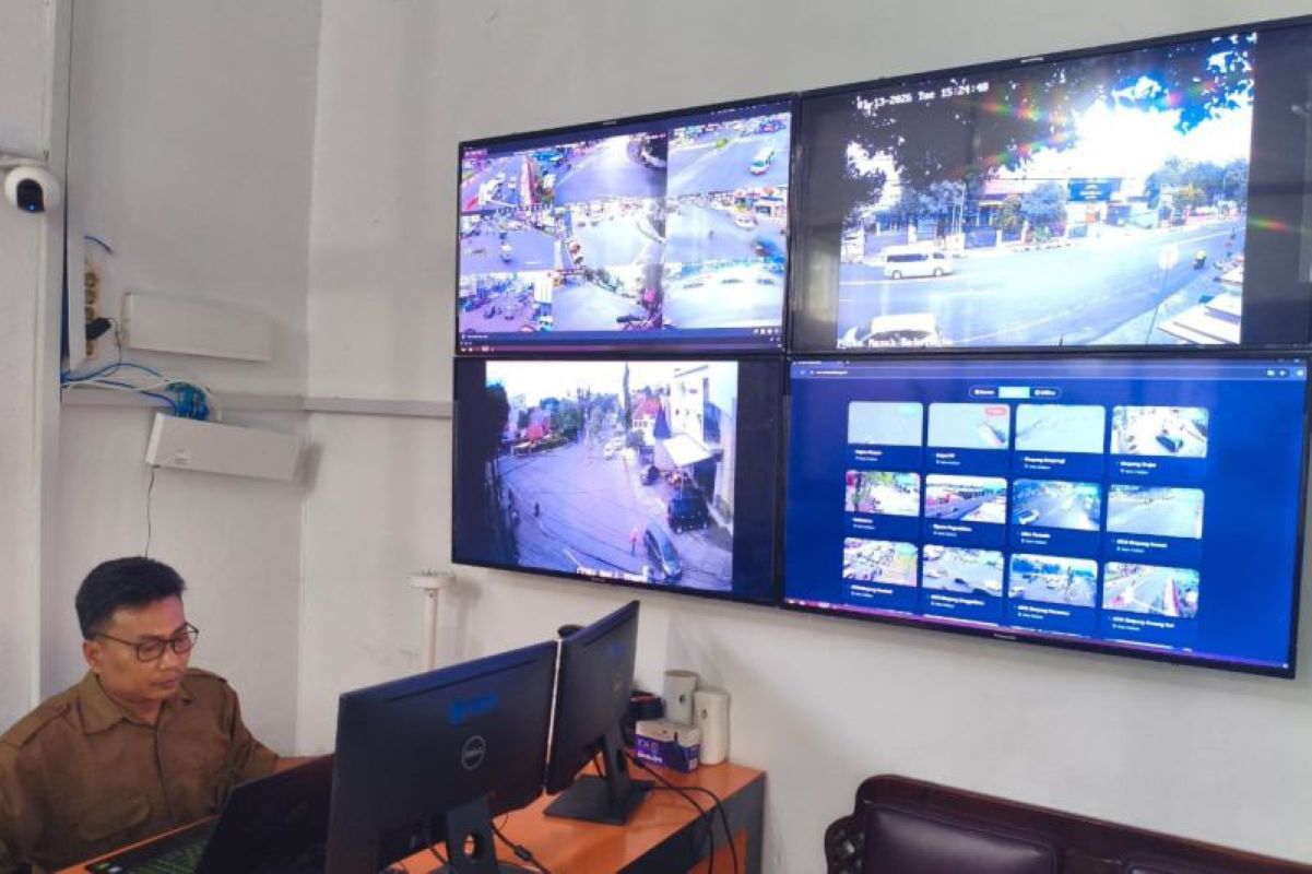 Petugas DKIS memantau kondisi melalui sarana kamera CCTV di Cirebon. (Pemkot Cirebon/Antara)