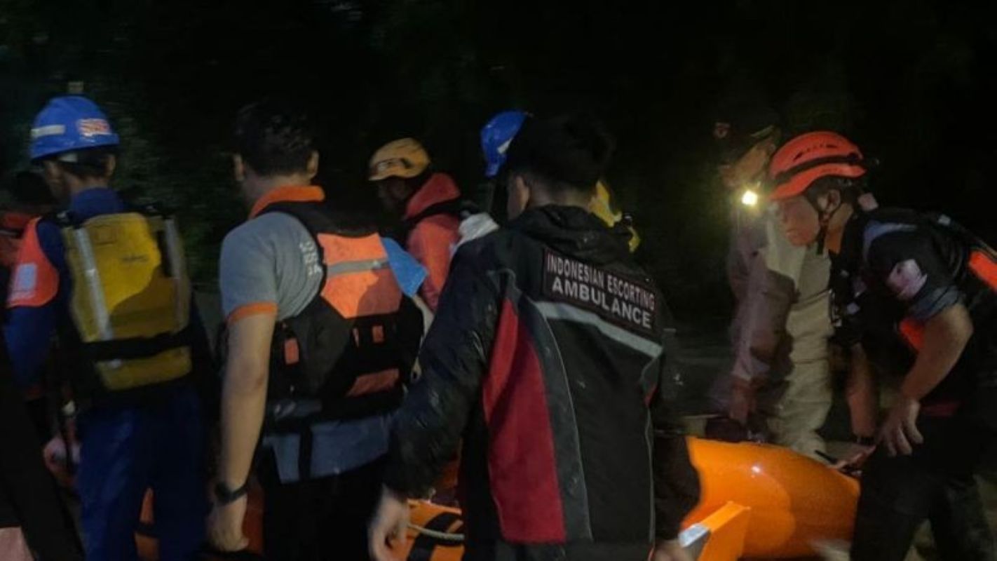 Petugas BPBD mengevakuasi warga terdampak banjir di Kota Cirebon. (Fathnur Rohman/Antara)