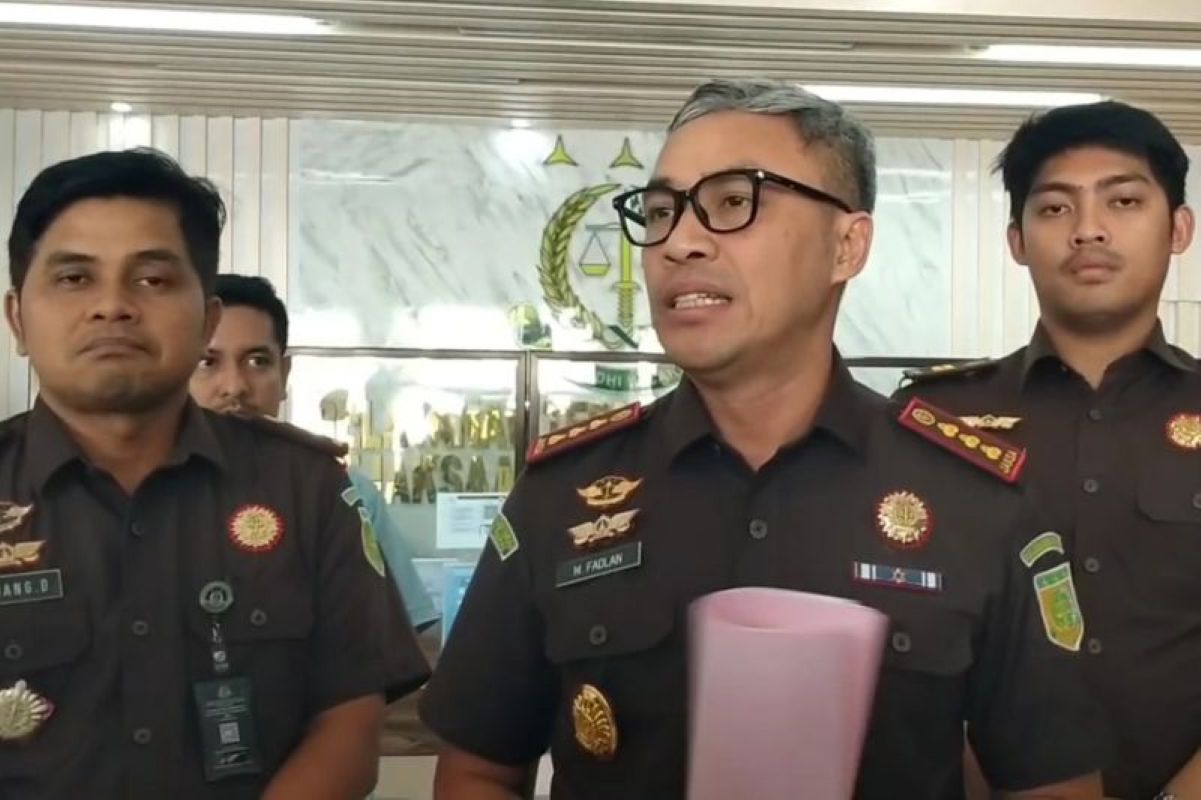 Kepala Kejari Indramayu Muhammad Fadlan (tengah) saat memberikan keterangan di Indramayu. (Kejari Indramayu/Antara)