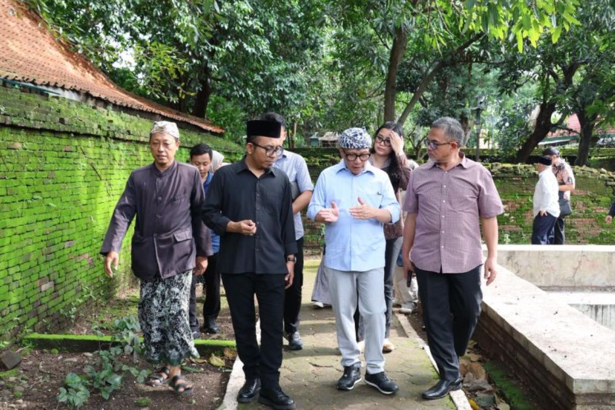 Kunjungan Panitia Khusus (Pansus) XII DPRD Provinsi Jawa Barat ke kompleks salah satu keraton di Kota Cirebon. (DPRD Jabar/Antara)