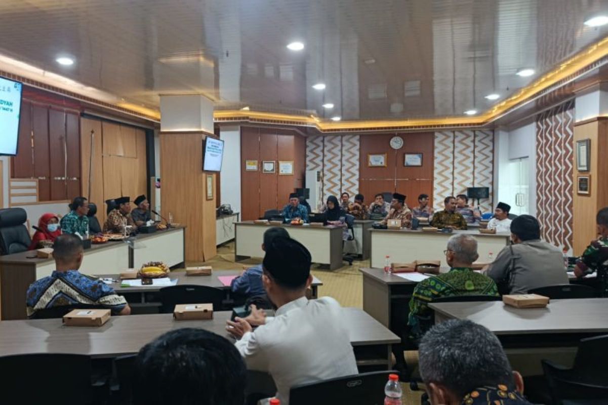 Baznas Kota Cirebon menetapkan besaran zakat fitrah di Cirebon. (Fathnur Rohman/Antara)