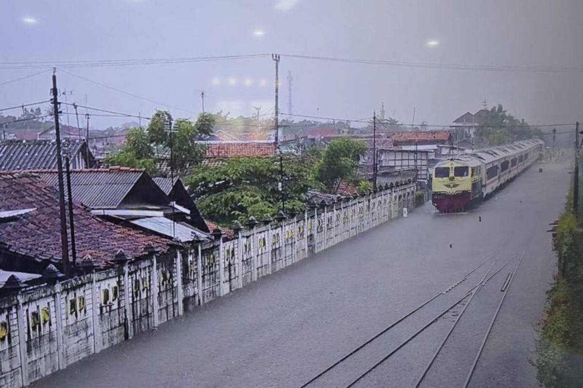 Kereta melintasi banjir di wilayah Daop 4 Semarang, Sabtu (17/1). (KAI Daop 2/Antara)
