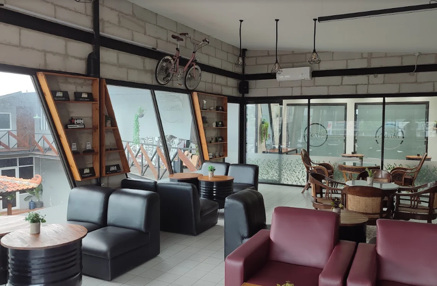 Kafe estetik dekat Stasiun Bangodua Cirebon (Google Maps/The Earth Space)