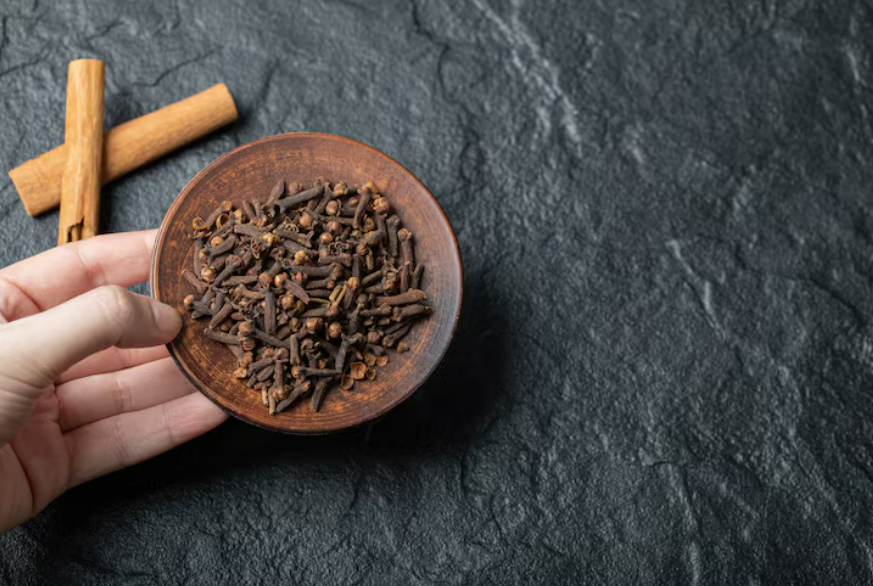 Ilustrasi manfaat mengonsumsi cengkeh (Dok. Freepik)