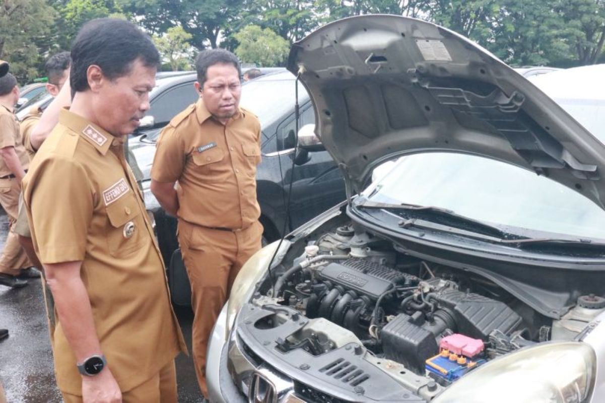 Wali Kota Cirebon Effendi Edo (kiri) cek kendaraan dinas di lingkungan pemkot. (Pemkot Cirebon/Antara)