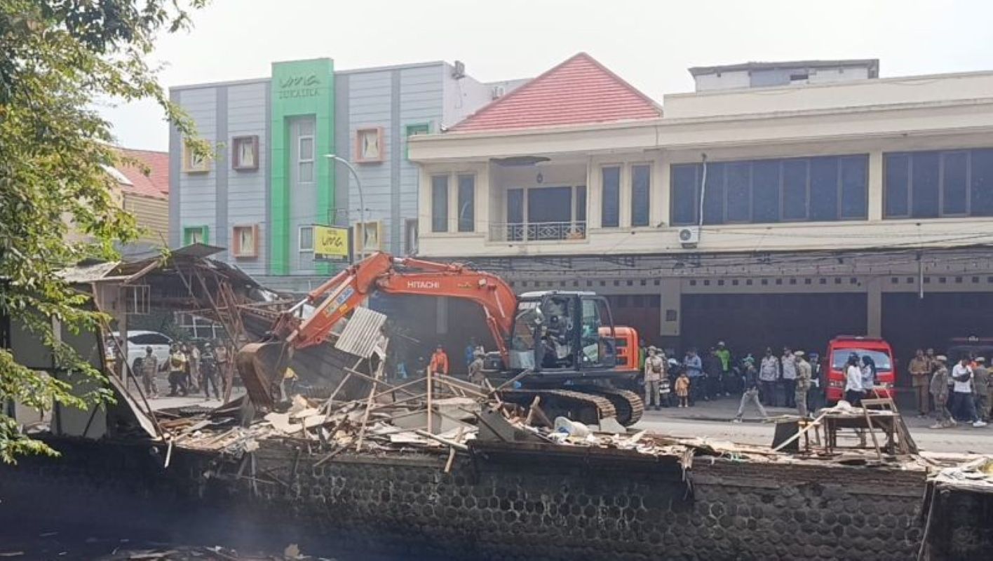 Pemkot Cirebon saat melakukan penertiban di kawasan Sungai Sukalila. (Fathnur Rohman/Antara)