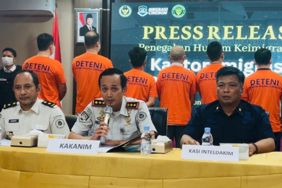 Kantor Imigrasi Kelas I TPI Cirebon konferensi pers terkait 8 WNA asal Tiongkok yang melanggar izin tinggal di Cirebon. (Imigrasi Cirebon/Antara)