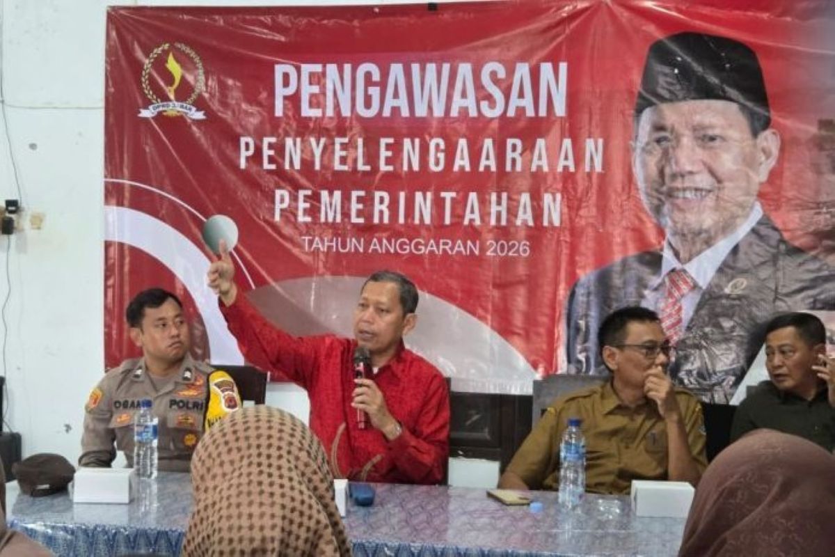 Anggota DPRD Provinsi Jawa Barat Daddy Rohanady melaksanakan kegiatan pengawasan penyelenggaraan pemerintahan di Cirebon. (Antara)
