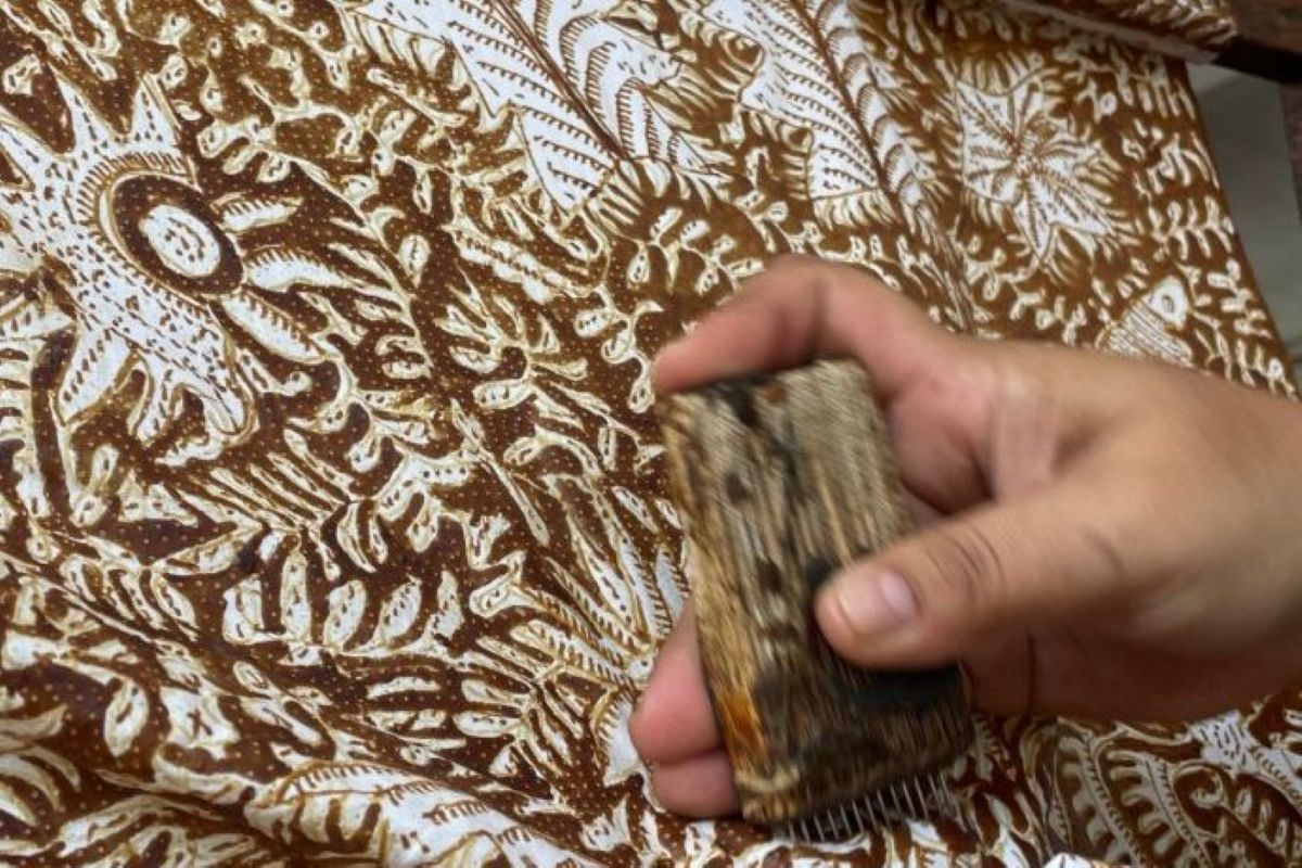 Perajin batik complongan di sentra batik Indramayu. (Fathnur Rohman/Antara)