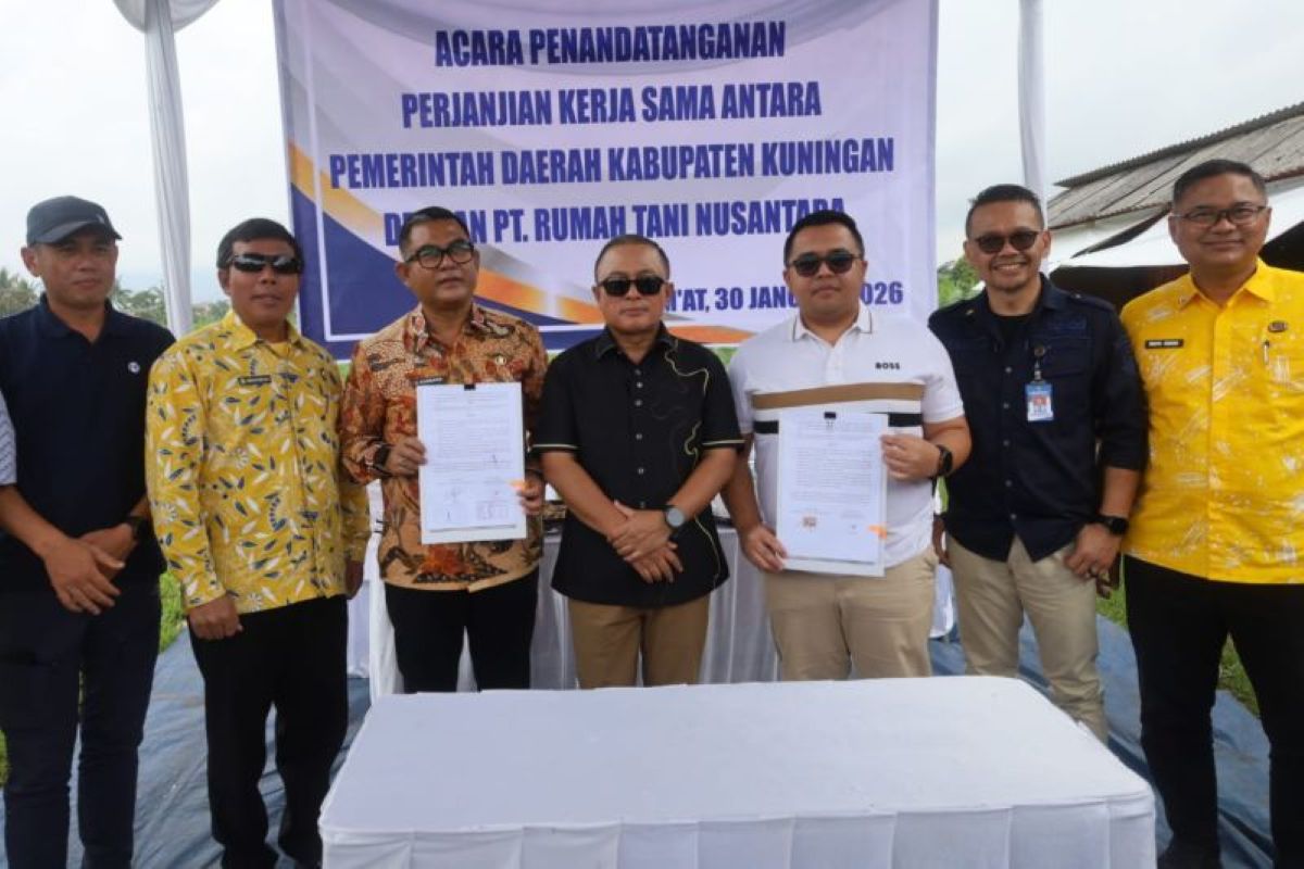 Pemkab Kuningan menandatangani kerja sama pemanfaatan aset daerah untuk ketahanan pangan. (Pemkab Kuningan/Antara)