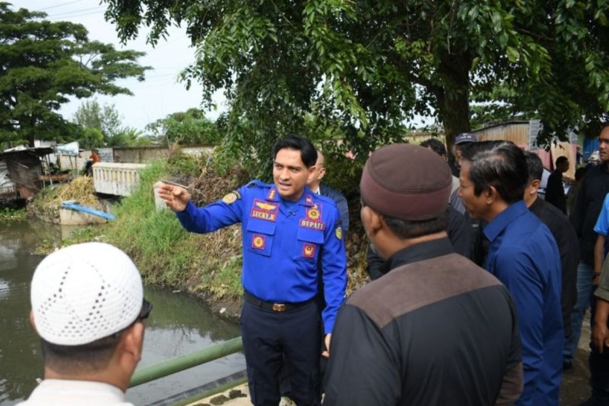 Bupati Indramayu Lucky Hakim meninjau kondisi saluran irigasi untuk kegiatan normalisasi. (Pemkab Indramayu/Antara)
