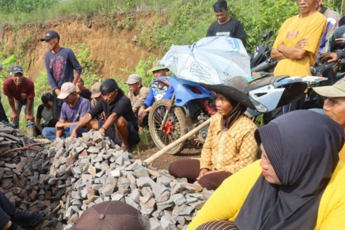 Warga dan pekerja terdampak penutupan tambang galian C di Kabupaten Kuningan. (Pemkab Kuningan/Antara)