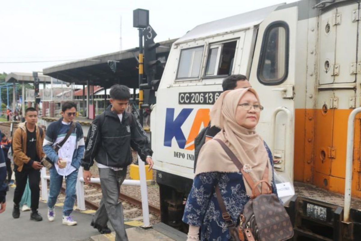 Penumpang kereta api di Stasiun Cirebon. (KAI Cirebon/Antara)  