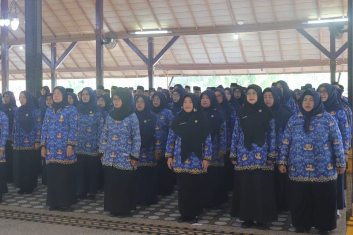 Pelantikan kepala sekolah untuk menjabat di sejumlah satuan pendidikan di Kabupaten Cirebon. (Fathnur Rohman/Antara)