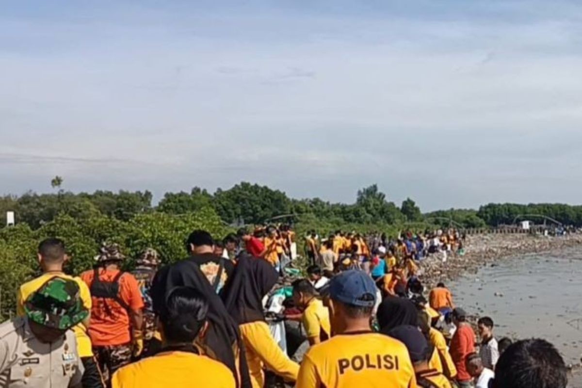 Penanganan sampah di Pantai Kesenden Kota Cirebon. (Fathnur Rohman/Antara)