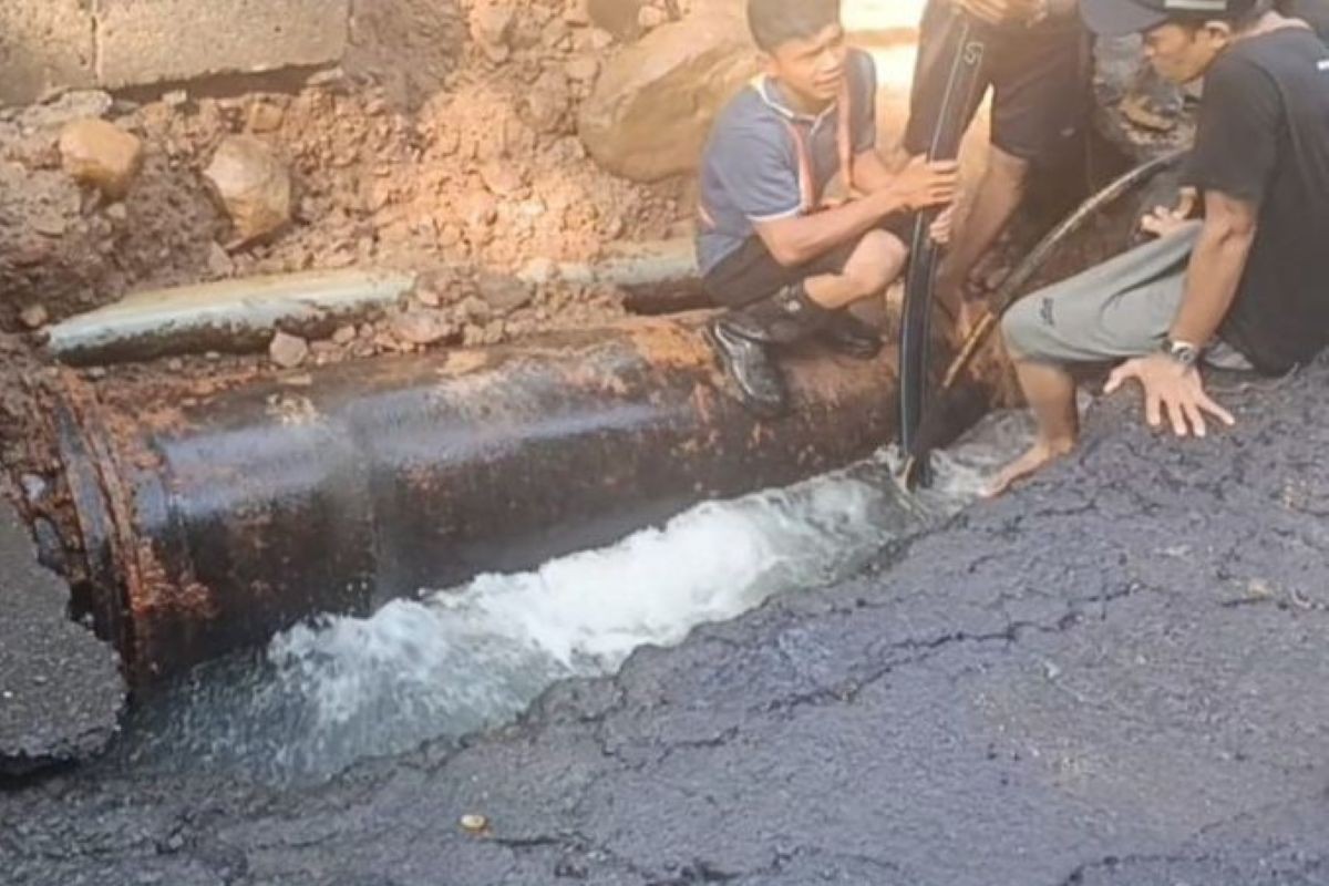 Pipa PDAM Kota Cirebon mengalami kebocoran hingga berdampak pada ribuan pelanggan. (Fathnur Rohman/Antara)