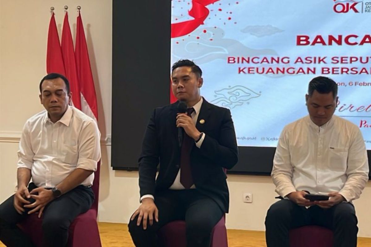 Kepala OJK Cirebon Agus Muntholib (tengah). (OJK Cirebon/Antara)