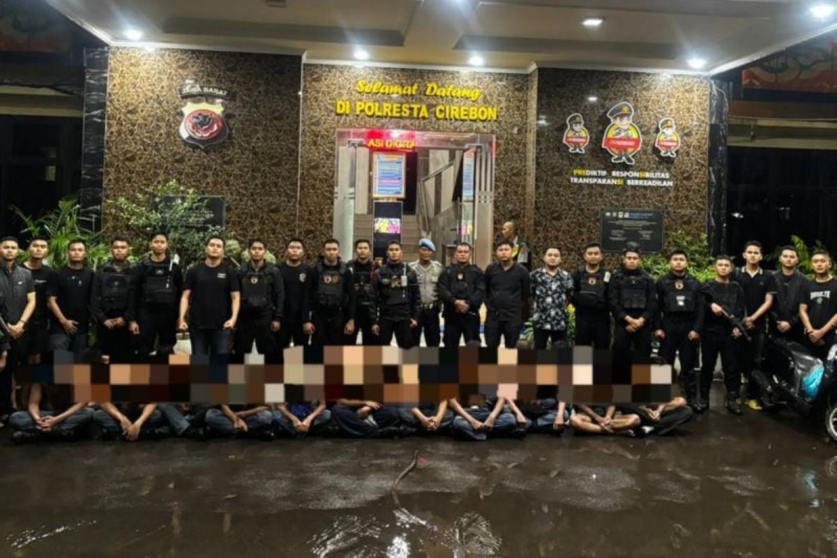Polresta Cirebon mengamankan puluhan pemuda yang diduga hendak tawuran di Cirebon. (Polresta Cirebon/Antara)