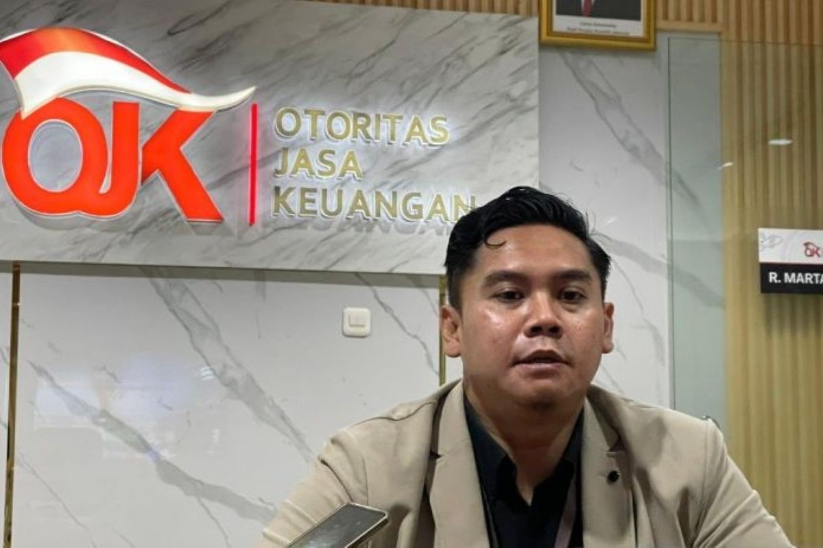 Kepala OJK Cirebon Agus Muntholib. (Fathnur Rohman/Antara)