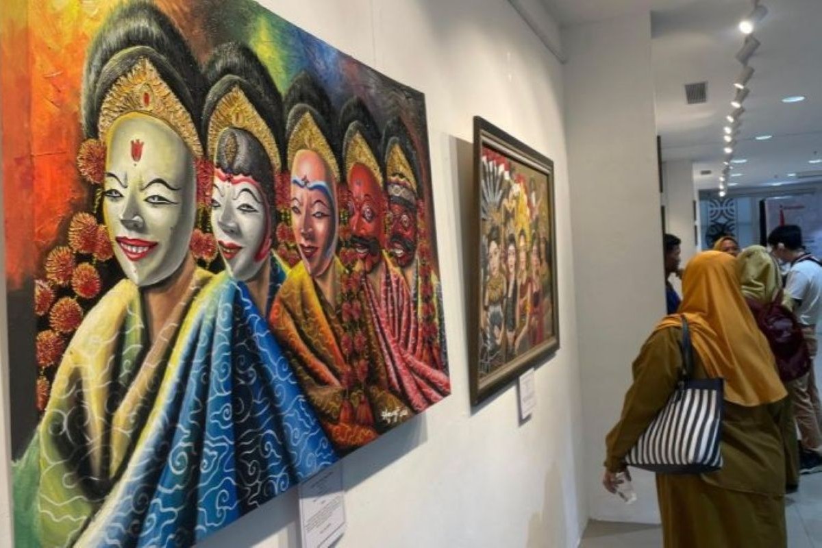 Pengunjung melihat pameran lukisan karya seniman difabel di Cirebon. (Fathnur Rohman/Antara)