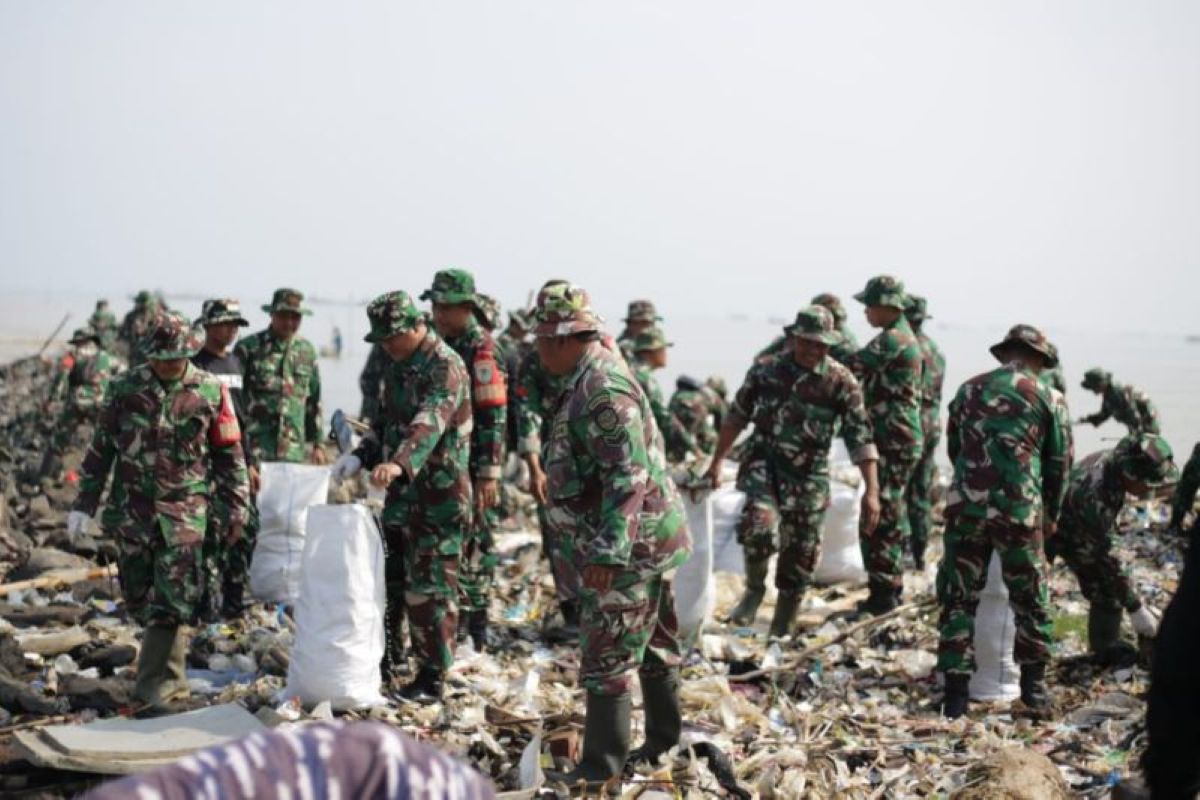 Tim gabungan menangani tumpukan sampah di Pantai Baro Gebang, Kabupaten Cirebon. (Pemkab Cirebon/Antara)