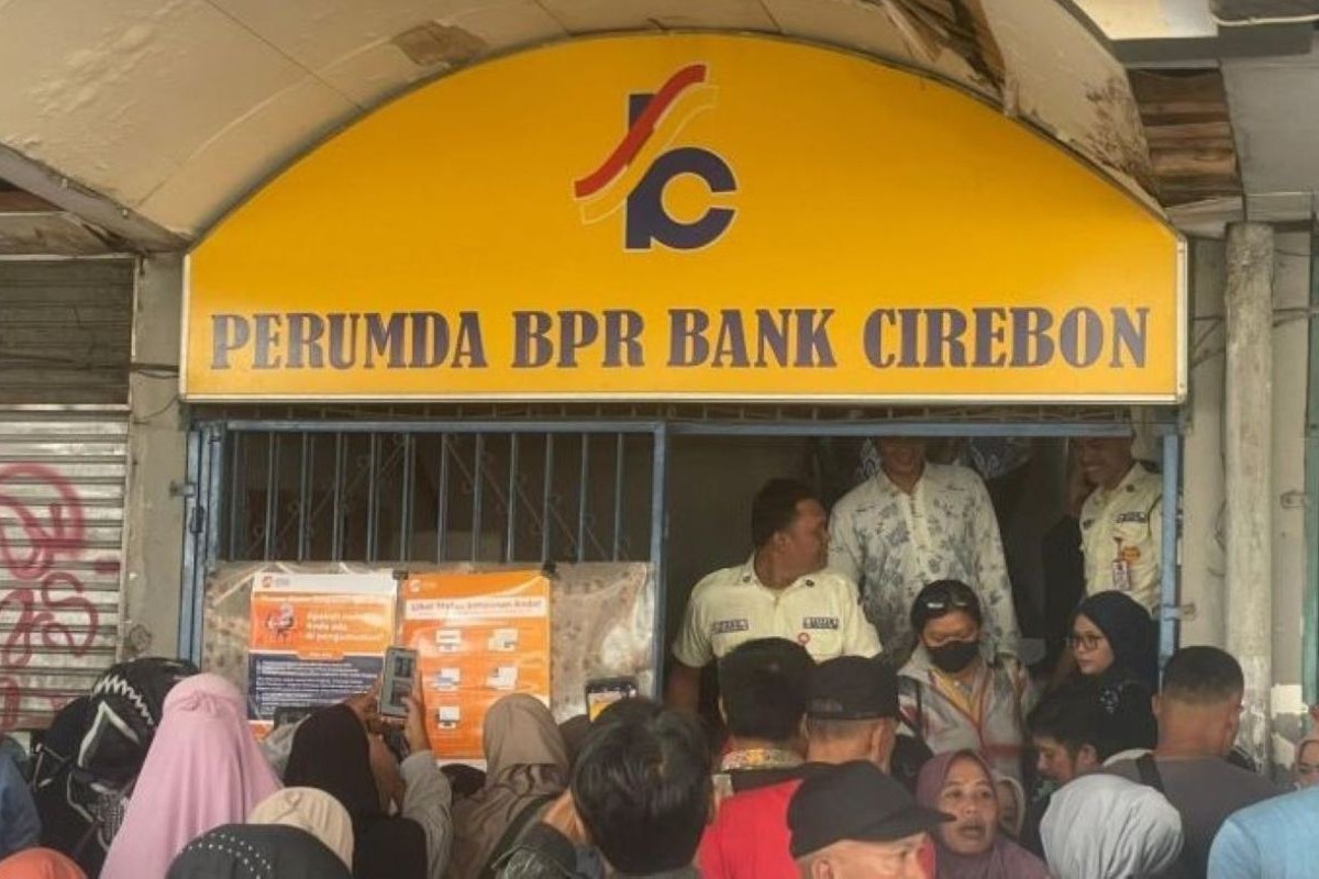 Sejumlah nasabah mendatangi kantor Perumda BPR Bank Cirebon. (Fathnur Rohman/Antara)