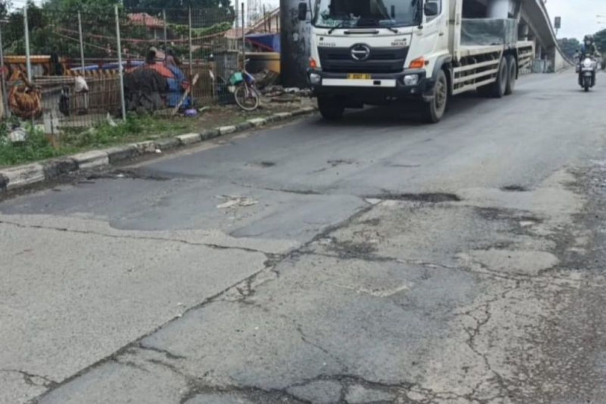 Kondisi ruas jalan di Jalur Pantura Cirebon. (Fathnur Rohman/Antara)