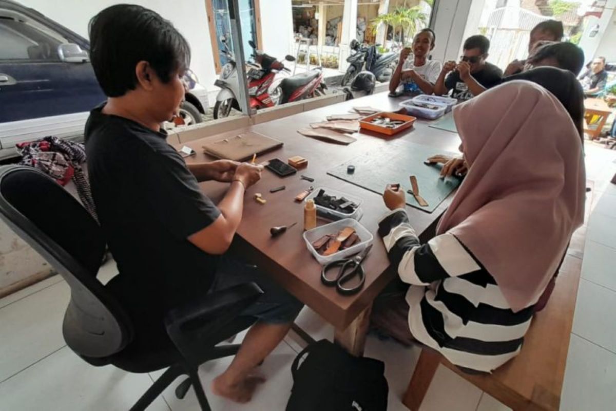 Kelompok difabel mengikuti pelatihan pembuatan kerajinan tangan di Cirebon. (Disnaker Cirebon/Antara)