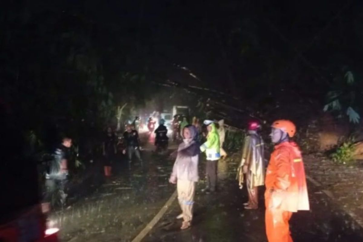 Personel BPBD dikerahkan menangani bencana longsor di Majalengka. (BPBD Majalengka/Antara)