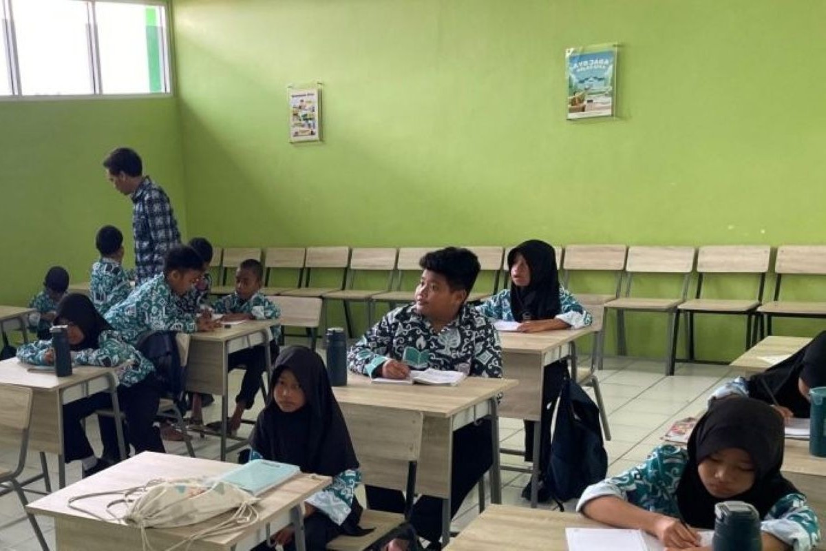 Siswa mengikuti kegiatan belajar di Sekolah Rakyat Kota Cirebon. (Fathnur Rohman/Antara)