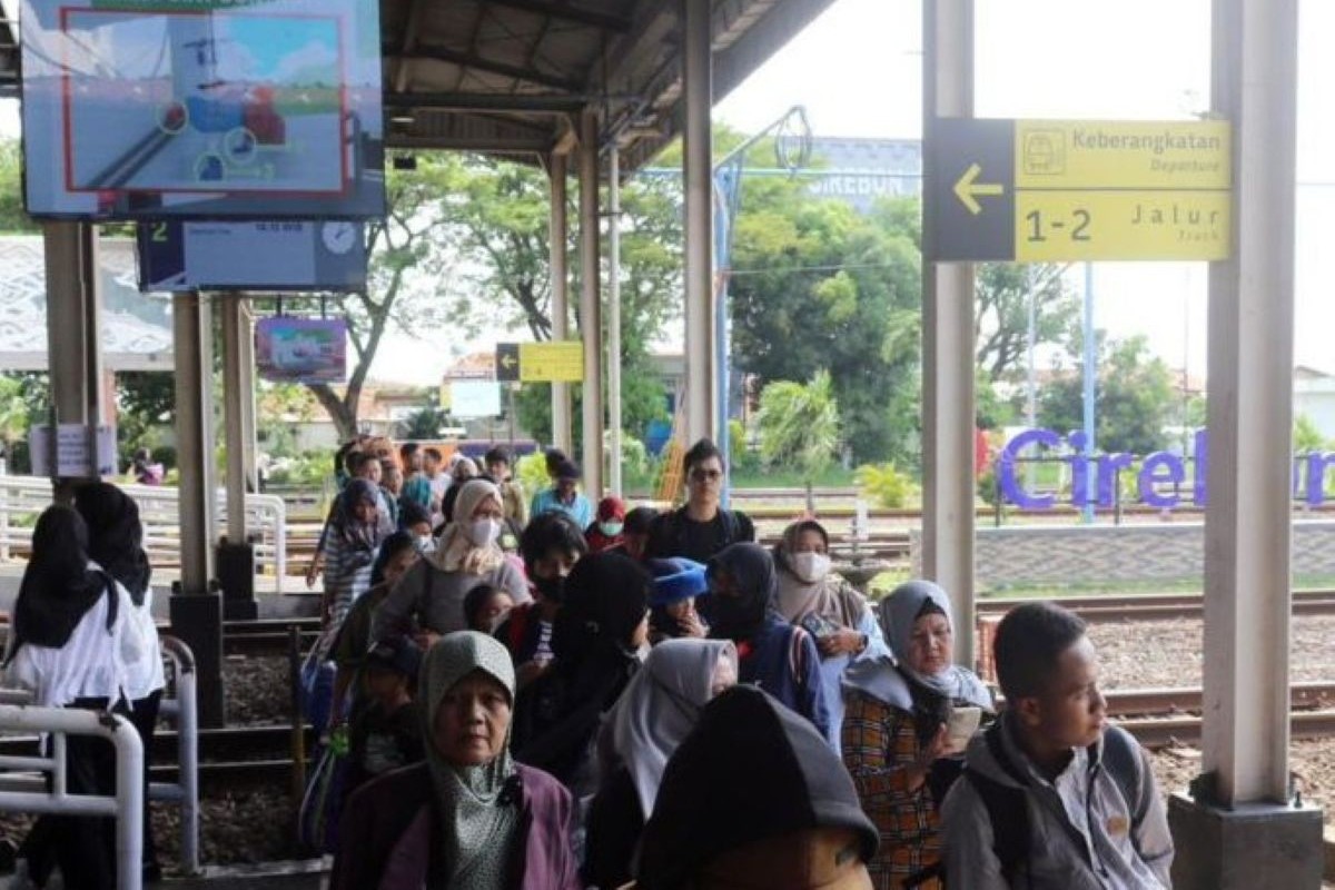 Penumpang kereta api di Stasiun Cirebon. (KAI Cirebon/Antara)