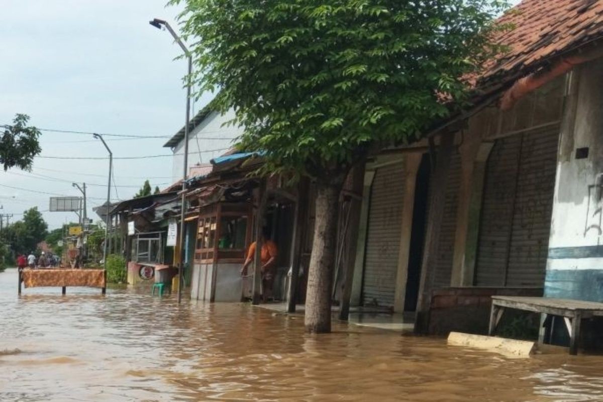 Banjir merendam kawasan permukiman di Kabupaten Cirebon. (Fathnur Rohman/Antara)