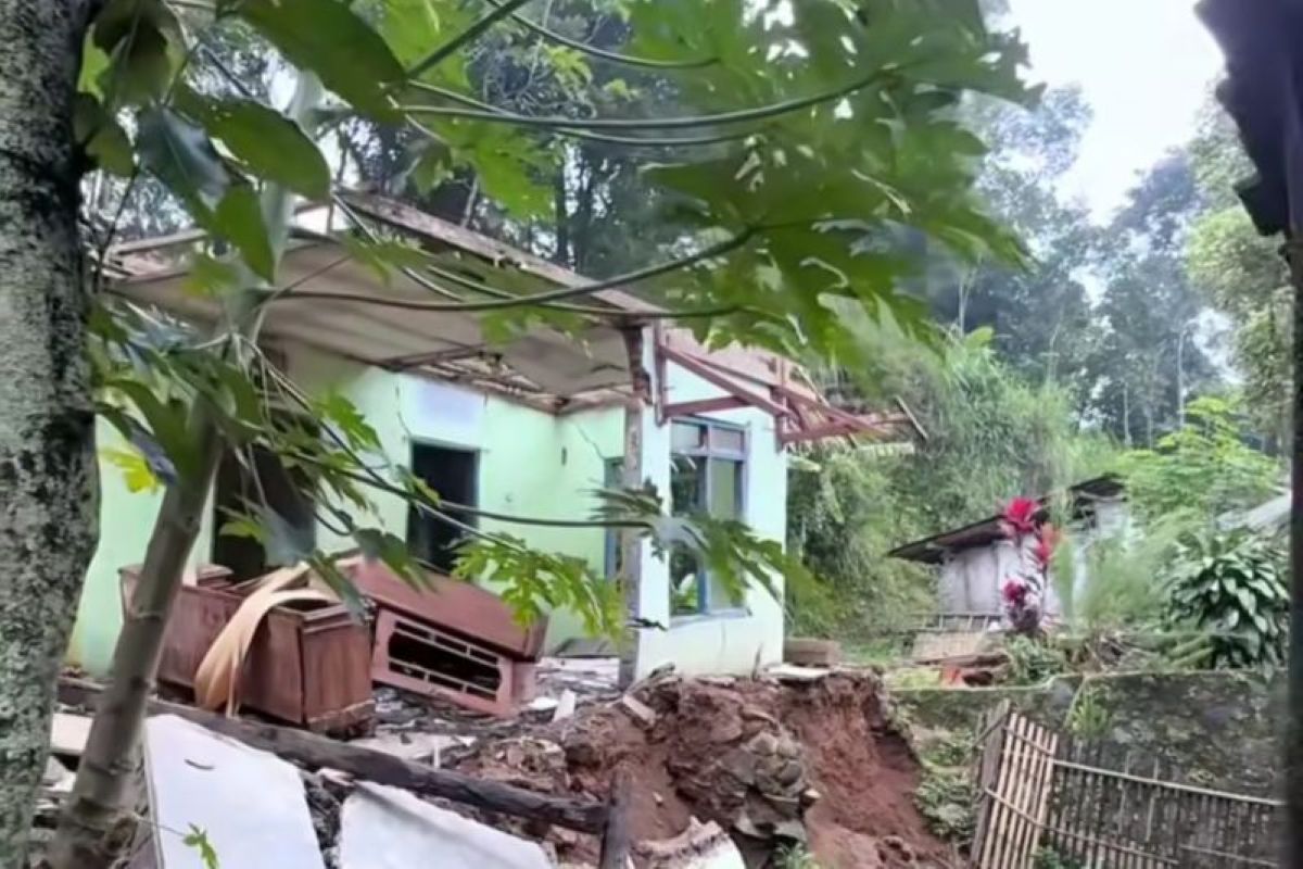 Rumah warga yang terdampak tanah bergerak di Majalengka. (Pemkab Majalengka/Antara)