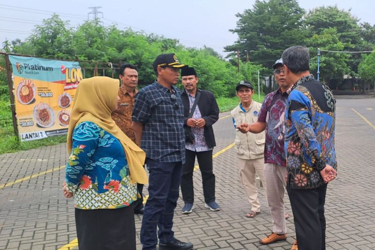 Komisi I DPRD Kota Cirebon melaksanakan peninjauan titik koordinat batas daerah di Cirebon. (DPRD Kota Cirebon/Antara)