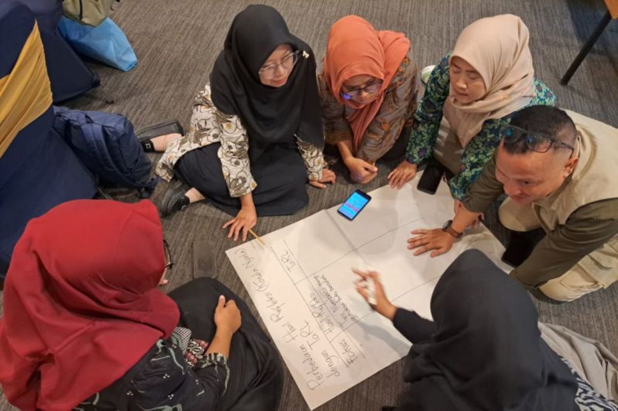 Sejumlah guru SD mengikuti kegiatan pelatihan metode TaRL di Cirebon. (Dispendik Cirebon/Antara)