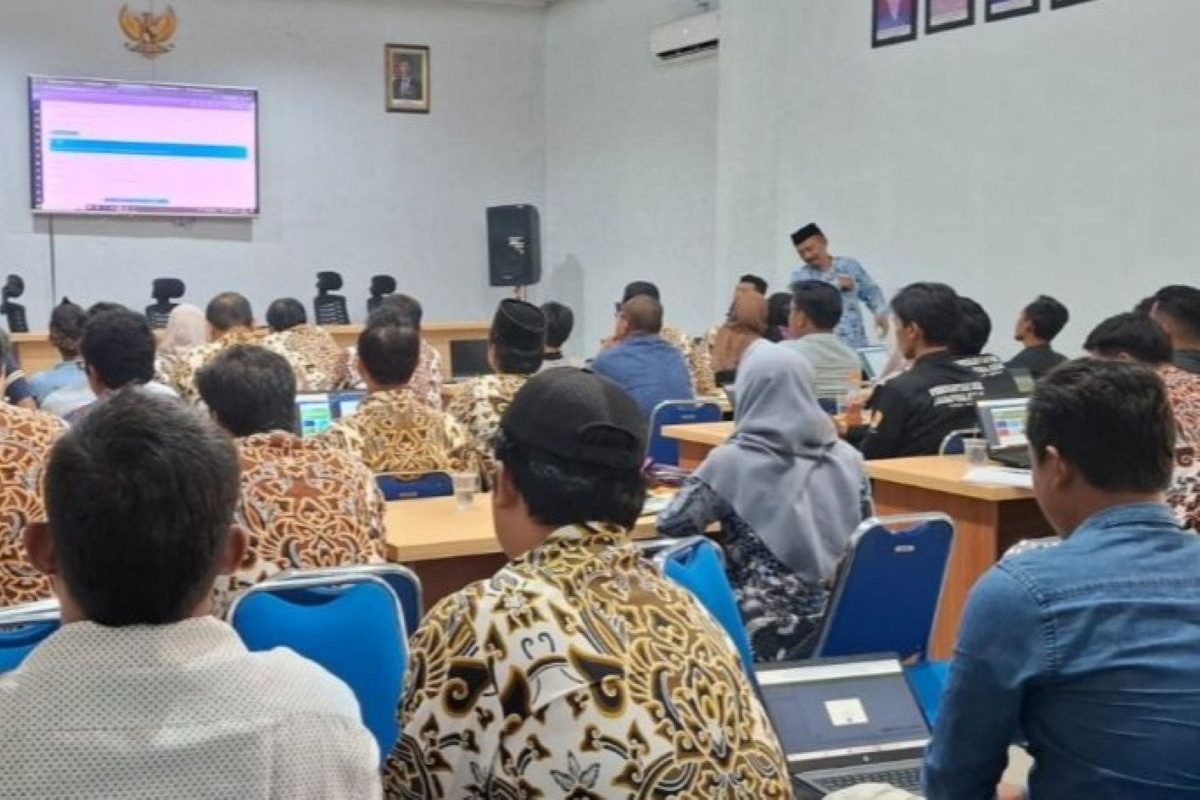 Pemkab Cirebon melaksanakan kegiatan pendampingan SID untuk operator desa di Cirebon. (Diskominfo Cirebon/Antara)