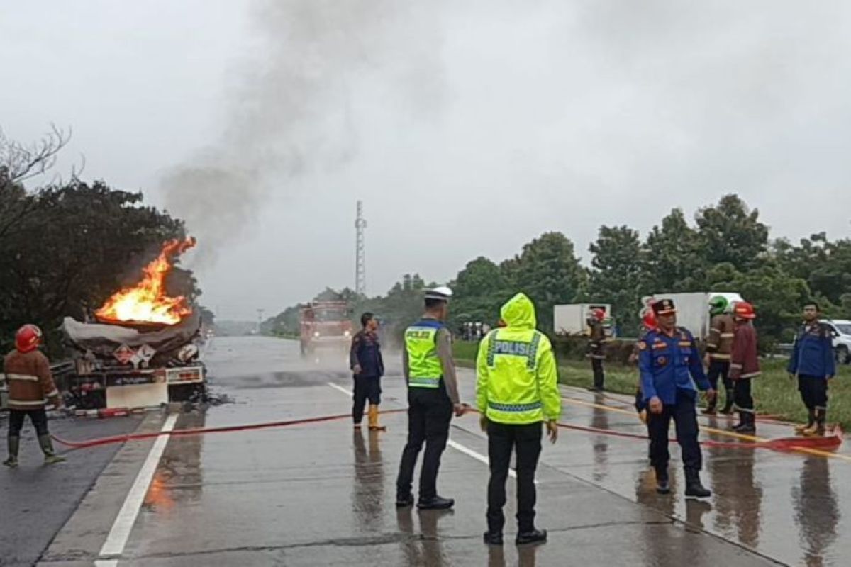 Petugas gabungan berupaya memadamkan api yang membakar satu unit truk tangki terbakar di Tol Cipali, Cirebon, Rabu (18/2). (Fathnur Rohman/Antara)