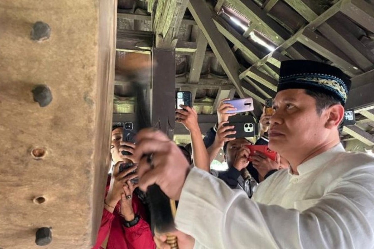 Tradisi tabuh bedug atau dlugdag menyambut Ramadhan di Keraton Kasepuhan Cirebon. (Fathnur Rohman/Antara)