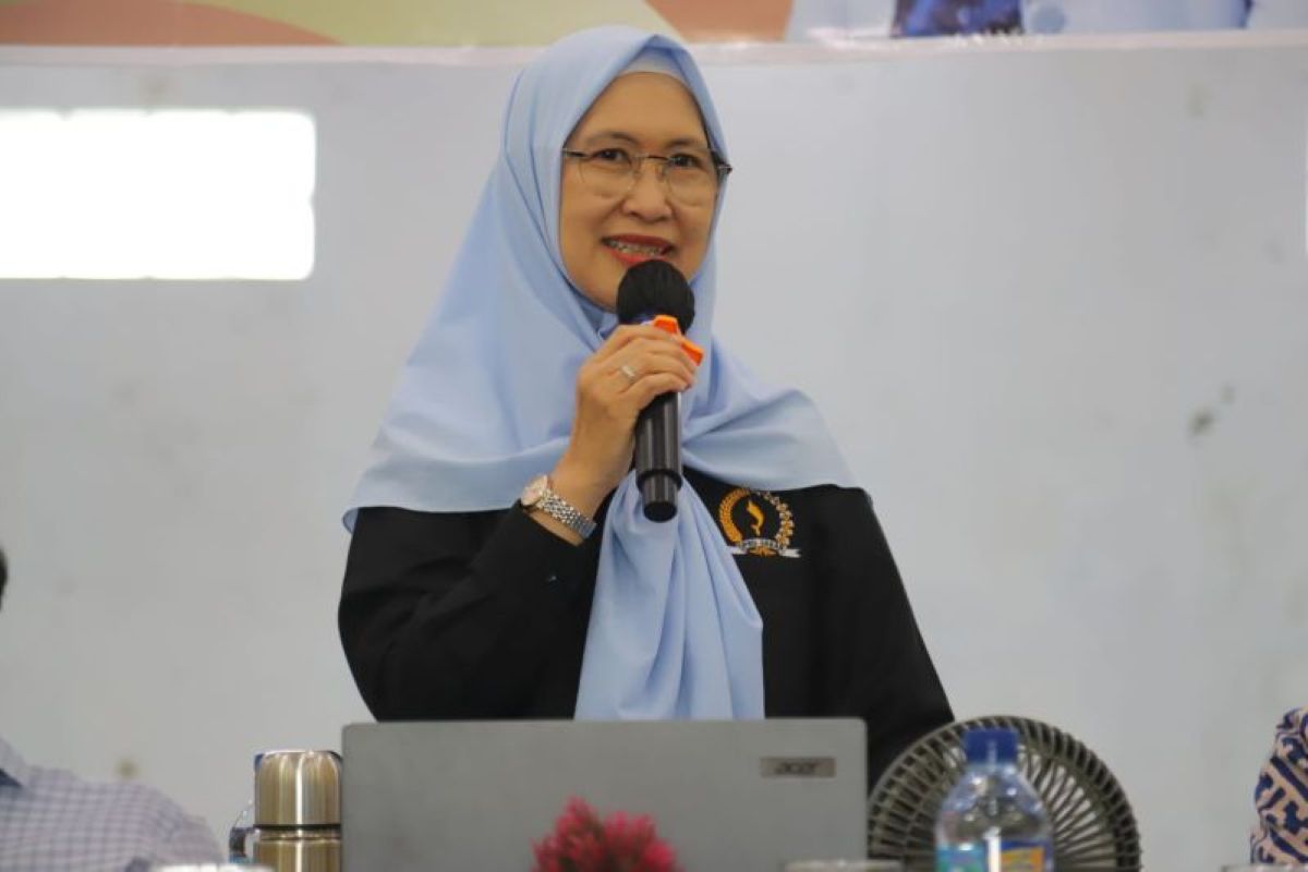 Anggota DPRD Jabar Ratnawati melaksanakan kegiatan pengawasan di Kecamatan Beber, Cirebon. (Antara)
