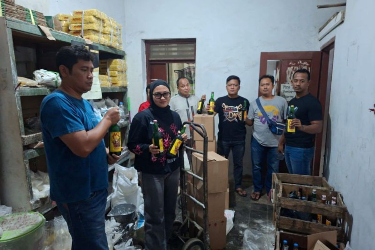 Petugas Polresta Cirebon melakukan razia miras di Cirebon. (Polresta Cirebon/Antara)