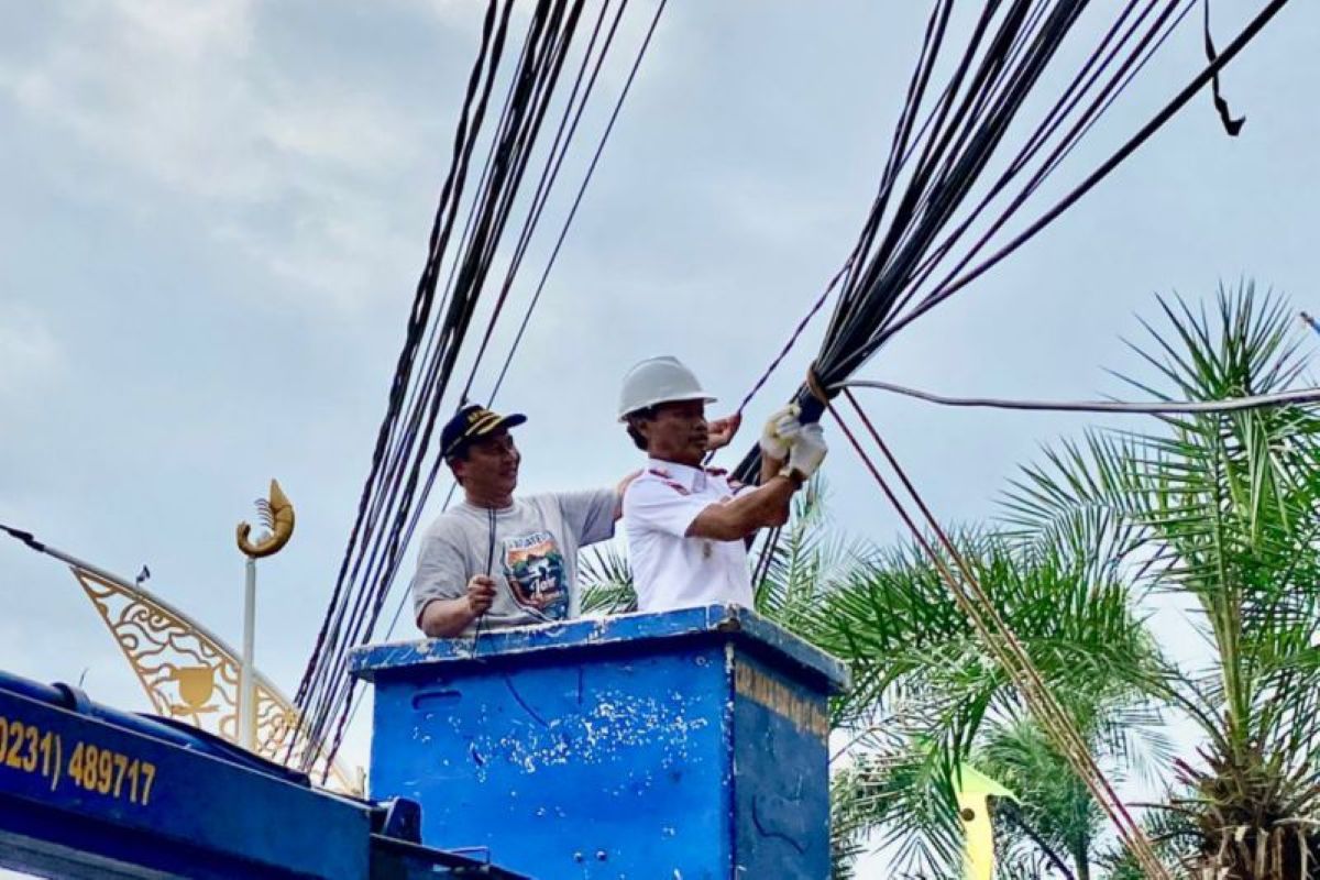 Pemkot Cirebon melaksanakan program penataan kabel telekomunikasi di sejumlah ruas jalan di Kota Cirebon. (Pemkot Cirebon/Antara)  