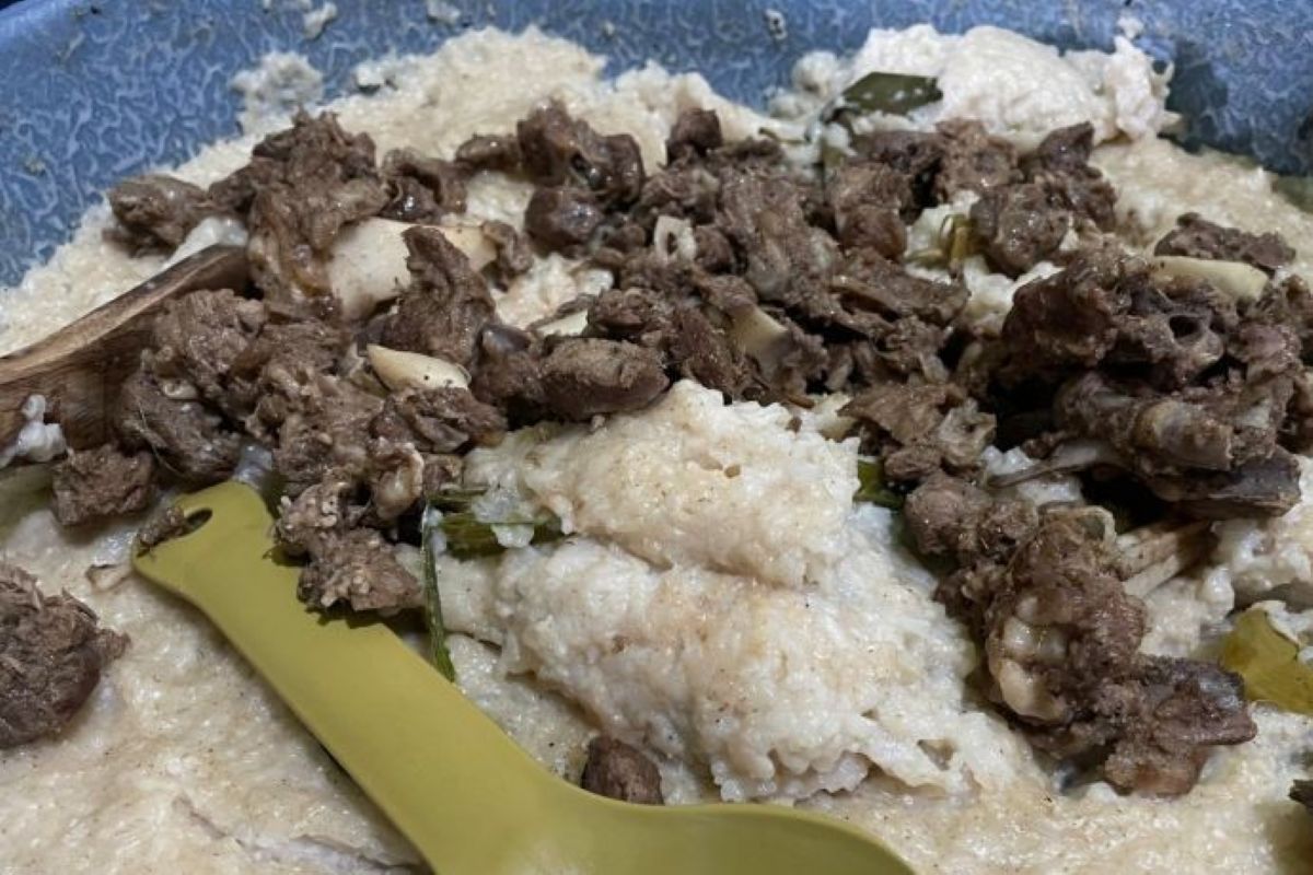 Sajian bubur harisah di Kampung Arab Panjunan, Kota Cirebon, Sabtu (21/2). (Fathnur Rohman/Antara)  