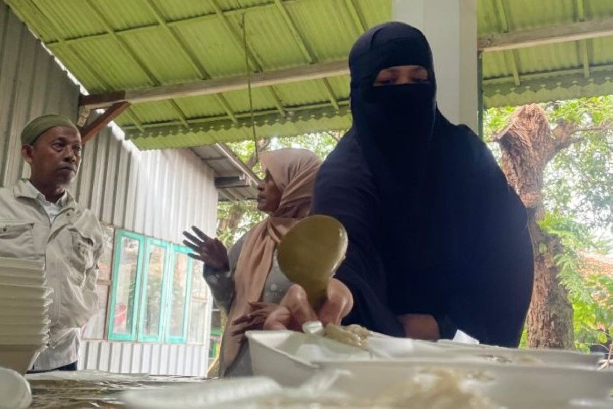 Warga menyiapkan bubur harisah di Kampung Arab Panjunan, Kota Cirebon, Sabtu (21/2). (Fathnur Rohman/Antara)  
