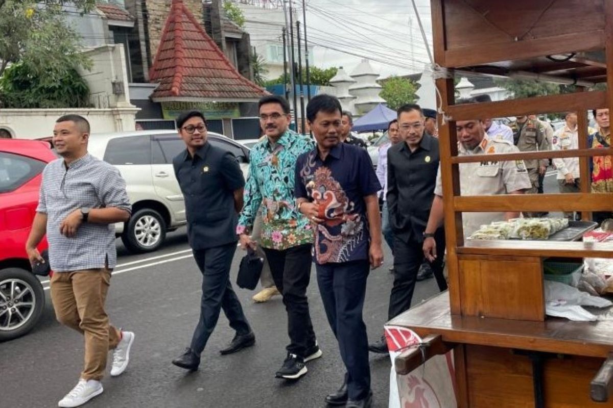 Wali Kota Cirebon Effendi Edo meninjau kondisi salah satu jalan protokol di Cirebon. (Fathnur Rohman/Antara)  
