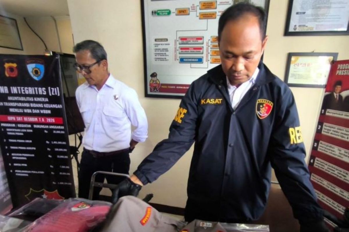 Kepala Satreskrim Polres Kuningan Iptu Abdul Azis (kanan) menunjukkan barang bukti kasus penipuan polisi gadungan di Kuningan. (Fathnur Rohman/Antara)  