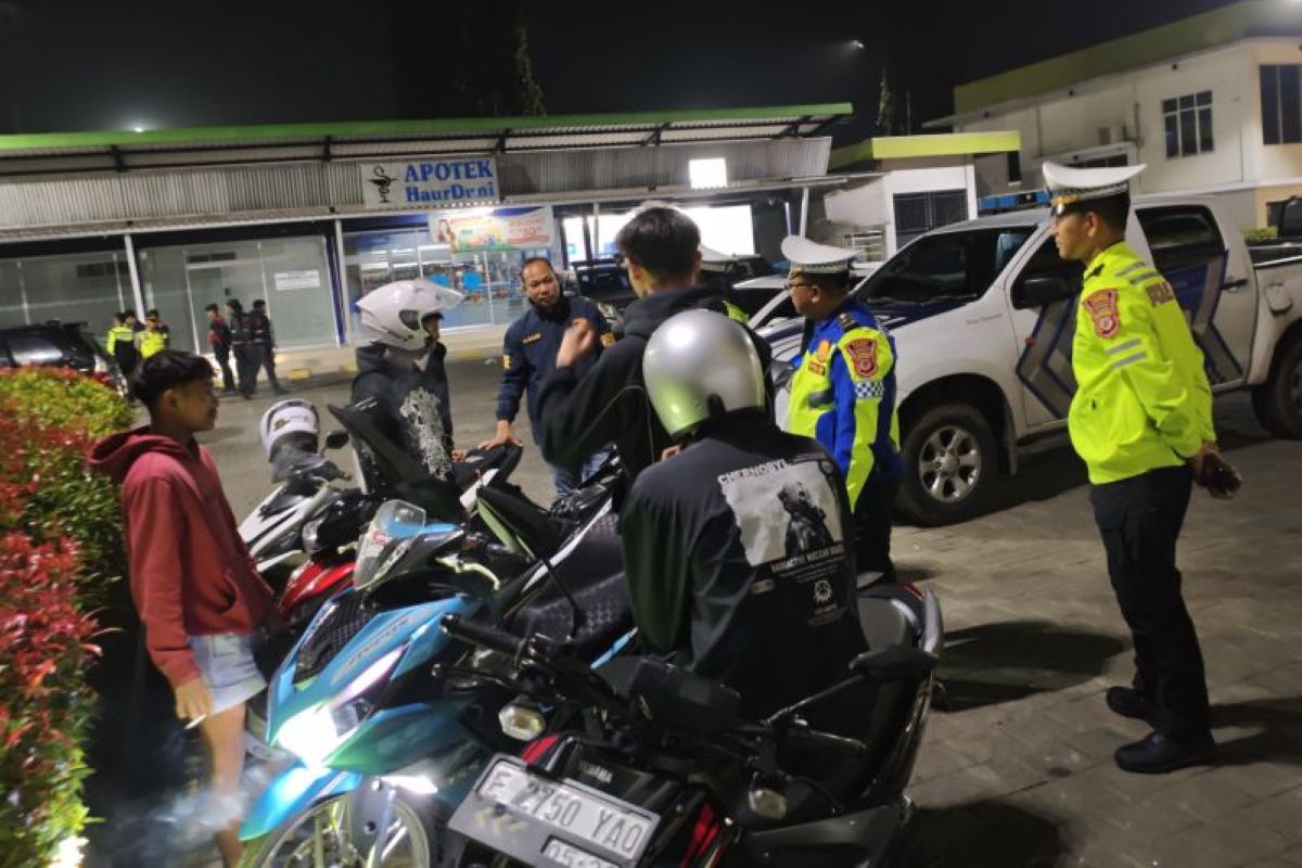 Satlantas Polres Kuningan melaksanakan patroli untuk mencegah aksi balap liar saat Ramadhan di Kuningan. (Polres Kuningan/Antara)  