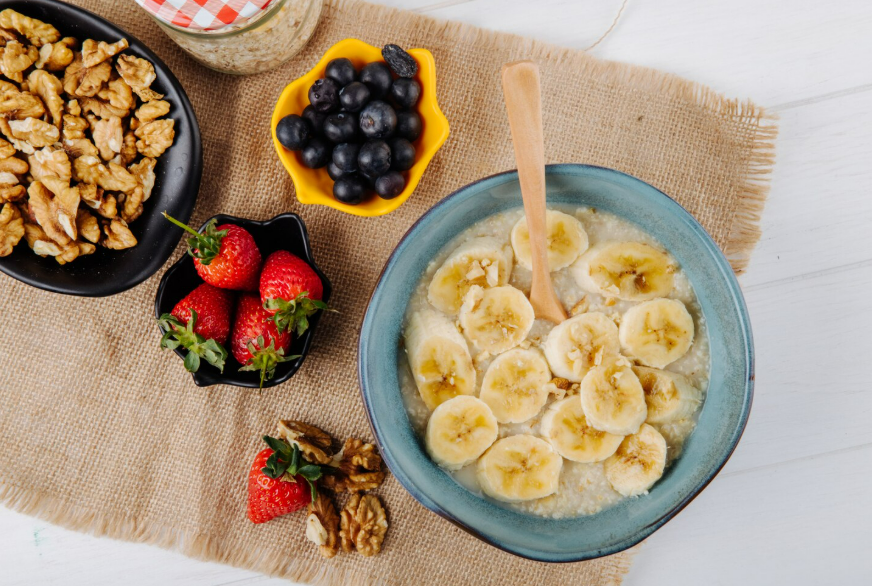 Ilustrasi oatmeal dengan pisang (Dok. Freepik)